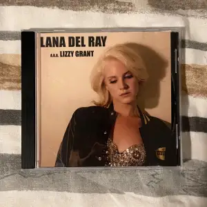 Lana Del Ray aka Lizzy Grant CD 🫶🏼köptes från en person som gjorde dem  (fanmade) ! Skriv jätte gärna om du har frågor <3 :)