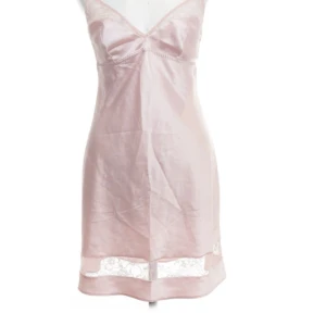 Victoria’s secret nattlinne  - Köpte på Sellpy fick aldrig någon andvändning för den trotts att den är urgullig💗 passar både s och m då den är justerbar💗 frakt betalar du💗