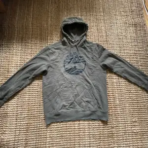 Fet hoodie från timberland. Säljer då den är för liten, inga defekter