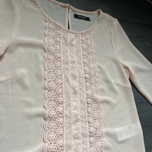 Rosa blus - En fin rosa blus från VILA i storlek XS, knappast använd och i bra skick. ❤️ Pris kan diskuteras!!