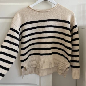Randig tröja - Randig tröja med fina detaljer, storlek xs/s💞