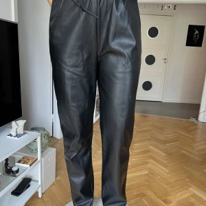 NA-KD Byxa, dam, skinnimitation  - Fina, endast använda ett fåtal gånger. Något vidare modell i skinnimitation. Dragsko i midjan. Stl 36