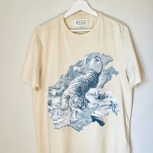 Maison margiela T-Shirt - Säljer en riktigt stilren maison margiela t-Shirt. T-shirten är köpt i Paris för 3000kr. Aldrig använts pågrund av att den satt dåligt på mig. Tveka inte att skriva om det är något ni funderar över. 🤝😁