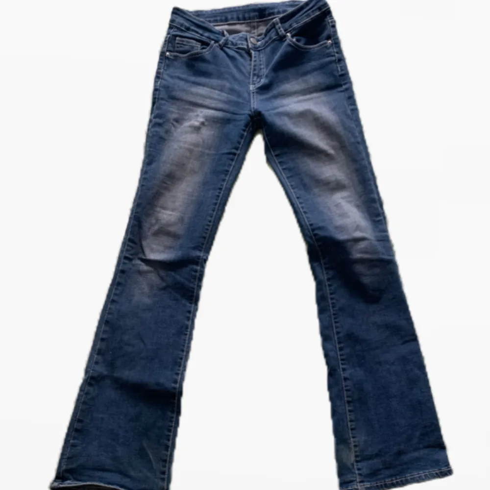 Super bekväma samt stretchiga jeans med coola detaljer. Midjemått - 72-80cm Innerbenslängd - 78cm Om ni har fler frågor kom privat🤍. Jeans & Byxor.