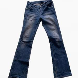 Super bekväma samt stretchiga jeans med coola detaljer. Midjemått - 72-80cm Innerbenslängd - 78cm Om ni har fler frågor kom privat🤍