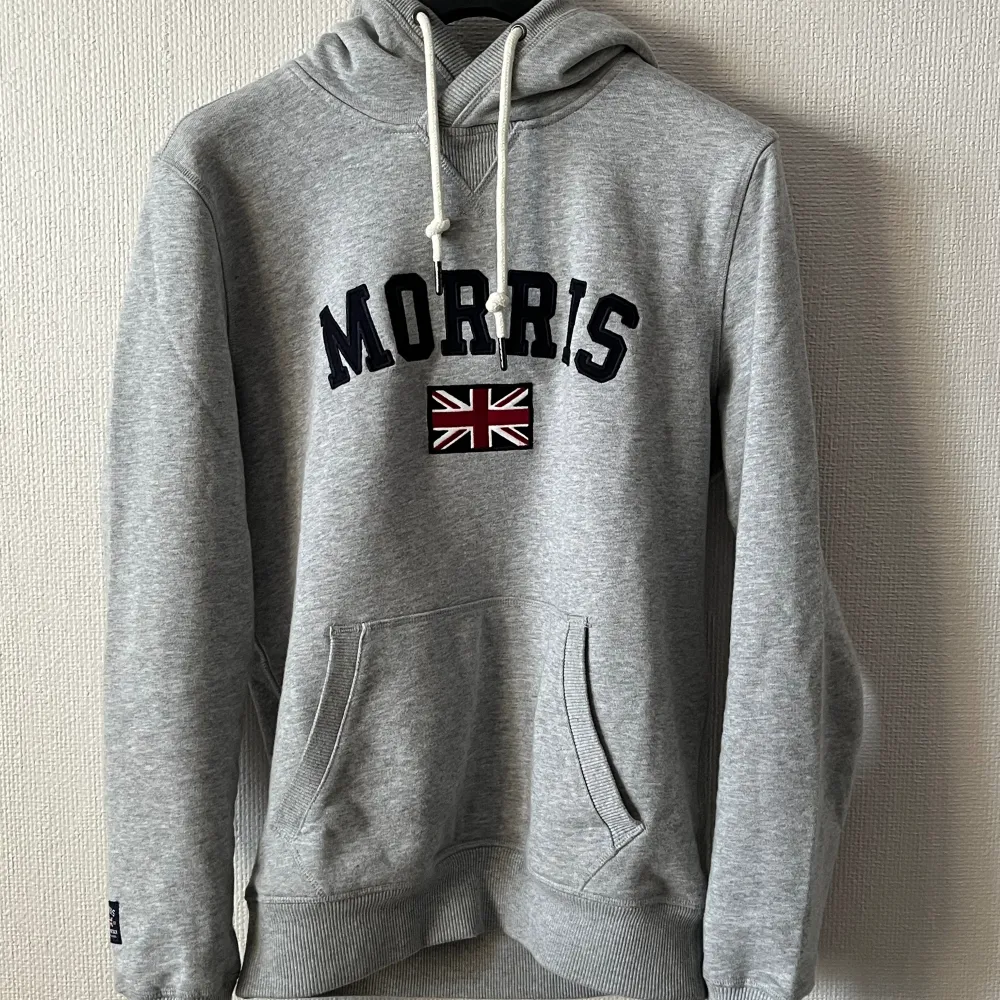 Säljer en Morris hoodie som är i bra skick och knappt använd. Nypris 1400kr vårat pris 399. Hoodies.