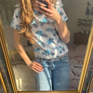 Hollister t-shirt - Hollister t-shirt i storlek XS, passar dock fint på modellen som bär S/M! Ursprungligen herrmodell, så kan passa både killar o tjejer! Jättefint skick. Skriv vid frågor, pris är förhandlingsbart🫶 