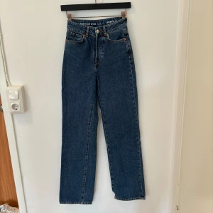 Jeans - Knappt använda jeans från bikbok. Högmidja