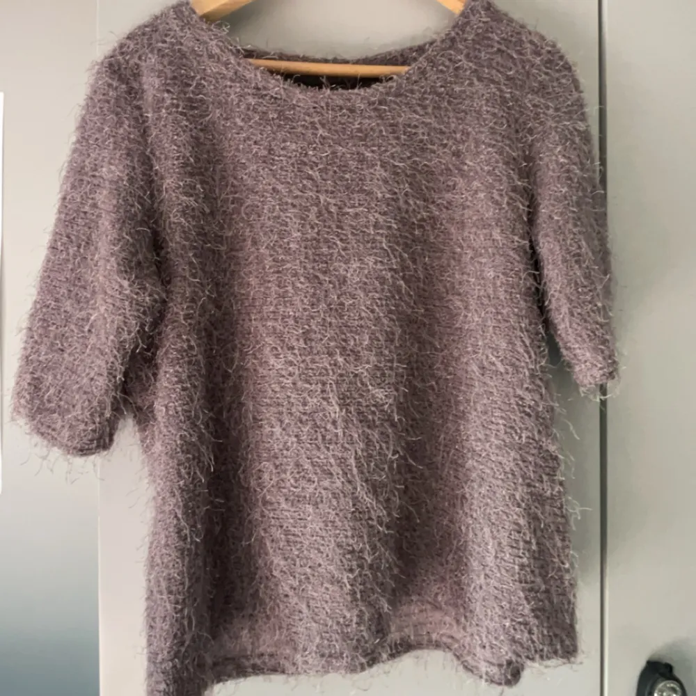 Säljer denna grå/lila tröjan ❤️. Tröjor & Koftor.