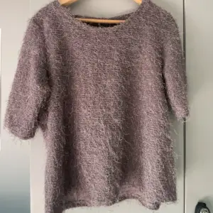 Säljer denna grå/lila tröjan ❤️