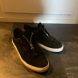 Arigatos  - Hej, säljer mina Arigatos, de är sparsamt använda men e fortfarande i bra skick, jag har ingen bestämt pris så kom med bud. Bor i Göteborg om man vill mötas upp. Betalning sker via Swish . Skriv vid frågor, mvh Elwin