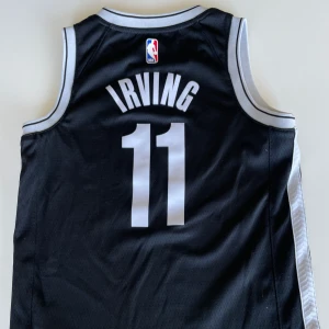 Kyrie Irving basketlinne  - Skick 10/10 Nyköp 900kr Äkta köpt från 2win Strlk 152-158