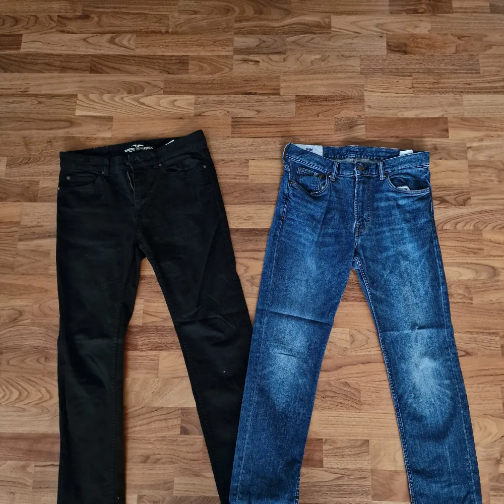 Säljer dess 2 par jeans som har blivit för små för mig. De är båda av storleken 31/32. Väldigt clean och stilrena!  Om ni köper båda : 299:- Om ni köper en : 149:-. Jeans & Byxor.