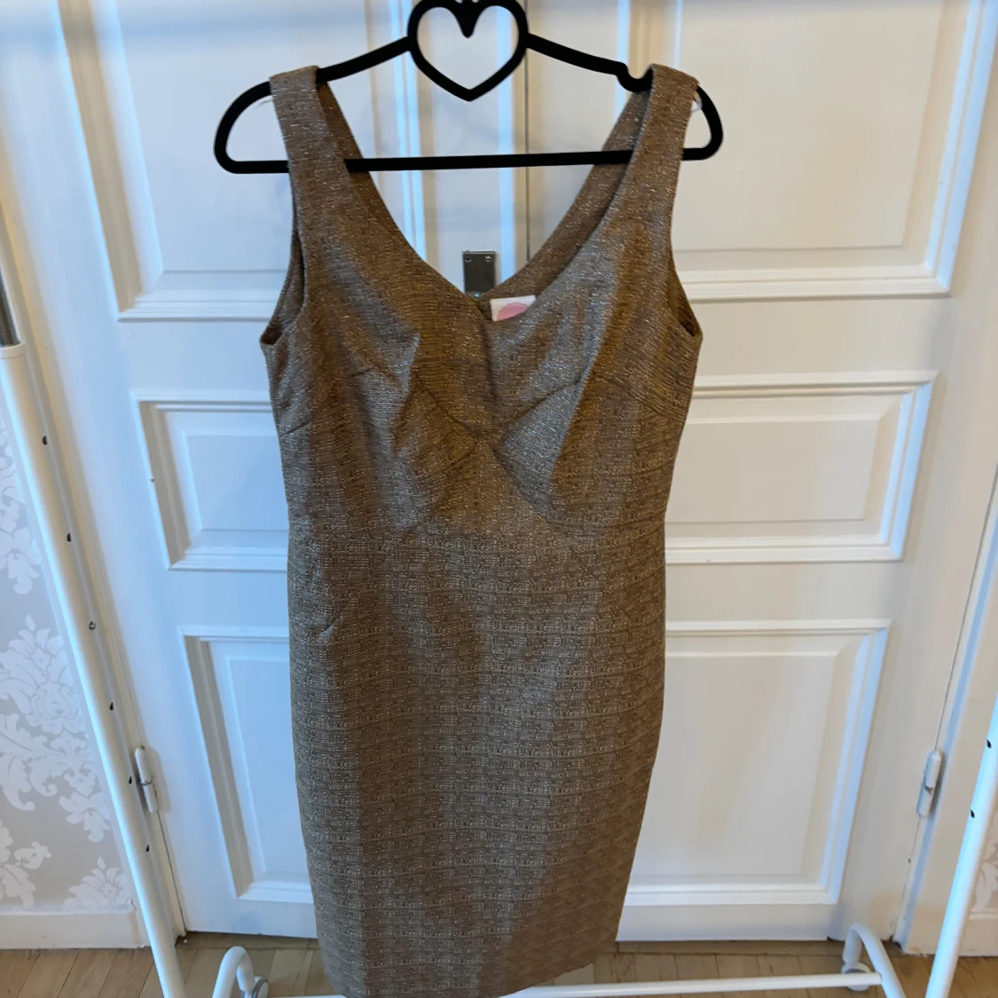 Guldig klänning, Emmy design  - 93