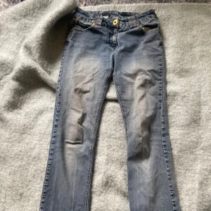 Jeans - Super snygga bootcut jeans, men coola detaljer💕 använd inte köp nu
