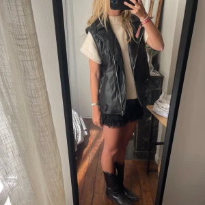 Skinn väst - Superball skinn väst 🖤🖤🖤 köpt i paris❣️ oversized fit