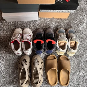 ❕❕Sneaker colection ❕❕ - Säljer skor som inte kommer till användning 👟-‼️2 par fyror, slides, foamrunners och ett par 2002r från protection packet‼️- alla i storlek 42-42,5 i olika skick 🔌-kom gärna om för blider🤳, frågor❓ och såklart priser🫰