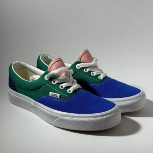 Vans Retro Era - Vans Retro Era med färgkombinationen grön, blå, rosa och svart Skick: Väldigt fint skick Storlek: US 5.5, EU 37 Vid önskan om fler bilder eller andra frågor är det bara att hojta till!