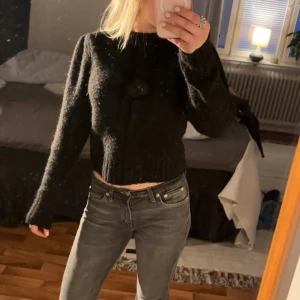 Stickad tröja - Jag säljer denna nästan helt oanvända tröja från Lindex då den ej kommer till användning🥰 Nypris 400, pris kan diskuteras. Kontakta privat för fler bilder eller frågor.