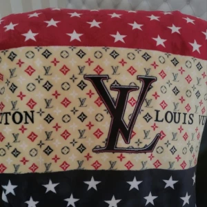 Louis-vuitton filt/Överkast  - Dyrt inköpt, skickat med spårbart till ombud. Till dubbelsäng men går absolut att använda till enkelsäng med.