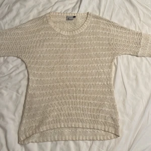 Virkad/stickad tröja - Köpt secondhand. Är ganska stor men skön och funkar som coverup över bikini på sommaren. Lite genomskinlig men absolut inte för mycket.