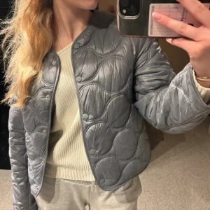 Vår jacka  - Säljer min super fina jacka för att den inte kommer till användning längre. Den är i storlek xxs men skulle säga att den är ganska pösig och skulle passa en XS/S också. Skriv för fler bilder eller frågor (köpare står för frakt)💗