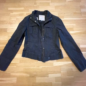 Mörkgrå jacka - Mörkgrå vårjacka i storlek M från Geddes & Gillmore. 