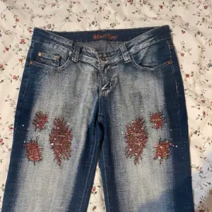 Supersnygga lågmidjade  jeans i storlek S. De passar inte mig och säljer de därför! Skriv gärna för fler detaljer! 
