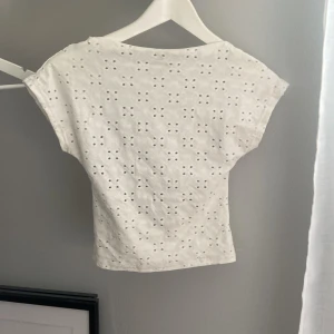 Jätte fin tröja, öppen rygg  - Säljer denna vita blommiga tröja. Tröjan är en öppenrygg. Knappt genomskinlig. Använd 1 gång 