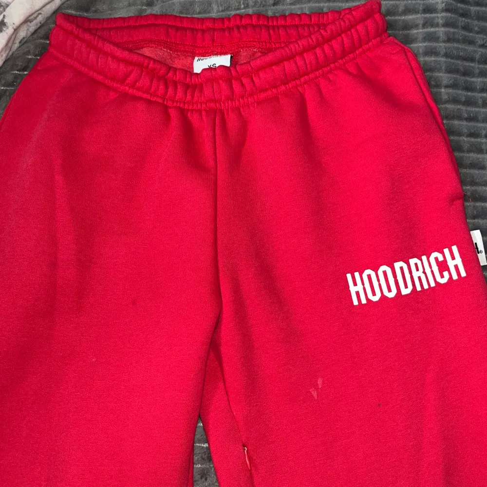 Säljer mina Hoodrich mjukisbyxor köpta på jd sports i Stockholm, använda 1 gång. Priset går såklart att diskutera. Skriv gärna innan ni trycker på ”köp nu” 💕. Jeans & Byxor.