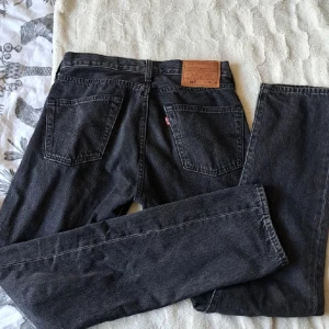 Levis jeans 501 svarta  - Knappt använda Levis 501, köpte dem för små. Nyskick, ny pris 1200. Priset ej hugget i sten. Vid frågor är det bara att skriva!