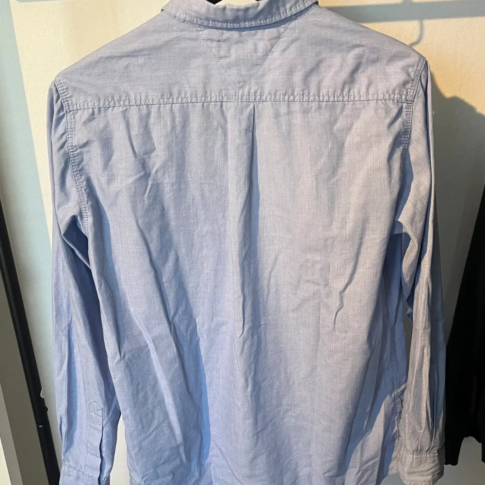Säljer en riktigt snygg Tommy Hilfiger skjorta som inte längre kommer till användning ❗️Storleken är XL i barnstorlek, så kan tänka mig att den passar XS 🔥 Bra skick ungefär 7/10 skulle jag säga ❗️Tveka inte på att höra av dig vid fundering ‼️. Skjortor.