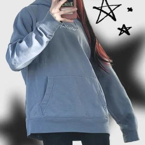 🐬Hollister Oversized Hoodie🐬 - Hollister hoodie med logo broderi. Den är i ny skick utan några skador och har logo broderi sammt i huvan. Ursprungligen från herravdelningen men passar väl alla, köpt för 500kr. Skriv gärna om du har några frågor😘