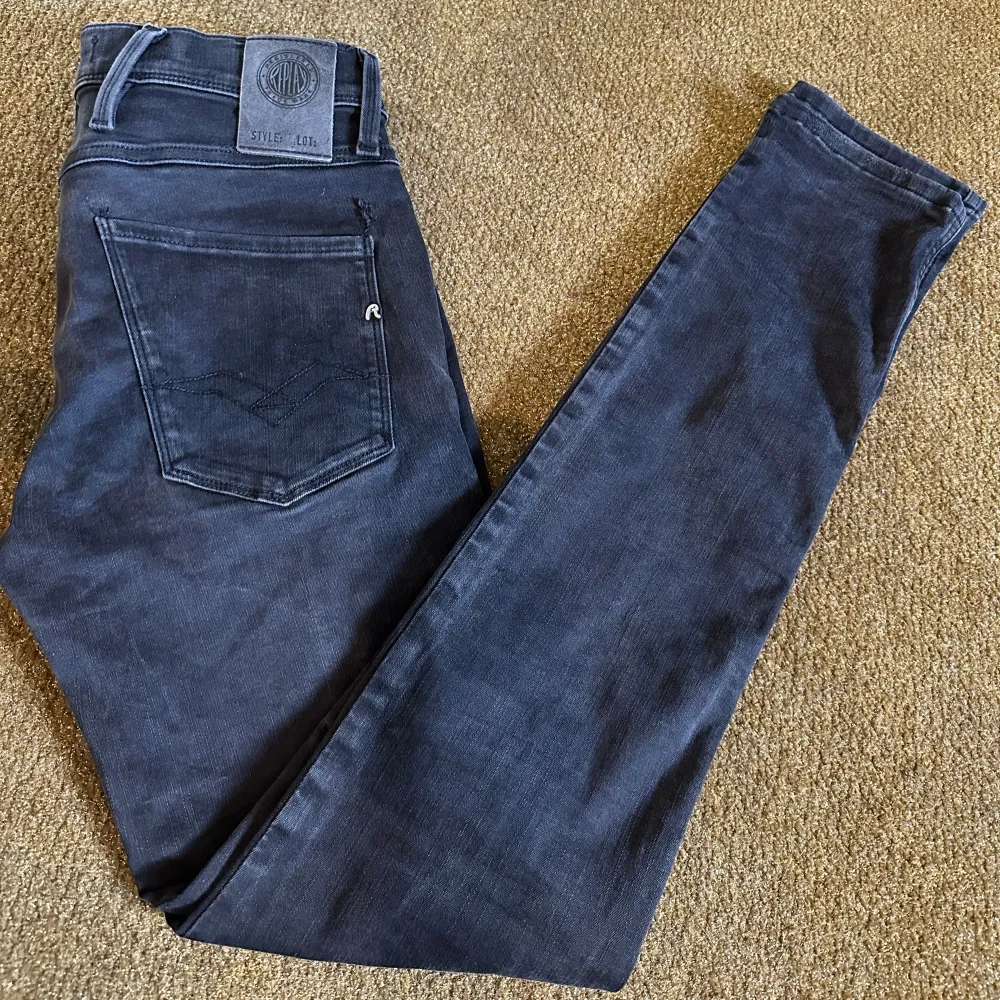 Säljer nu dess jätte feta Replay jeans i storlek 29 modell anbass. Riktigt bra skick! Sälje pga att de inte kommer till användning.. Jeans & Byxor.