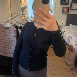 Kofta - Kofta med fint och väldigt skönt material och silvriga knappar som detaljer. Köpt ny i butik för 500kr💗