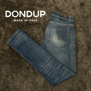 Dondup Jeans - Säljer nu ett par riktigt feta Dondups i modell George. Skicket är riktigt bra med en efterfrågad blå färg! Nypris: 2999💸 storlek 31. Kontakta vid några fundering eller om du vill ha fler bilder🙌