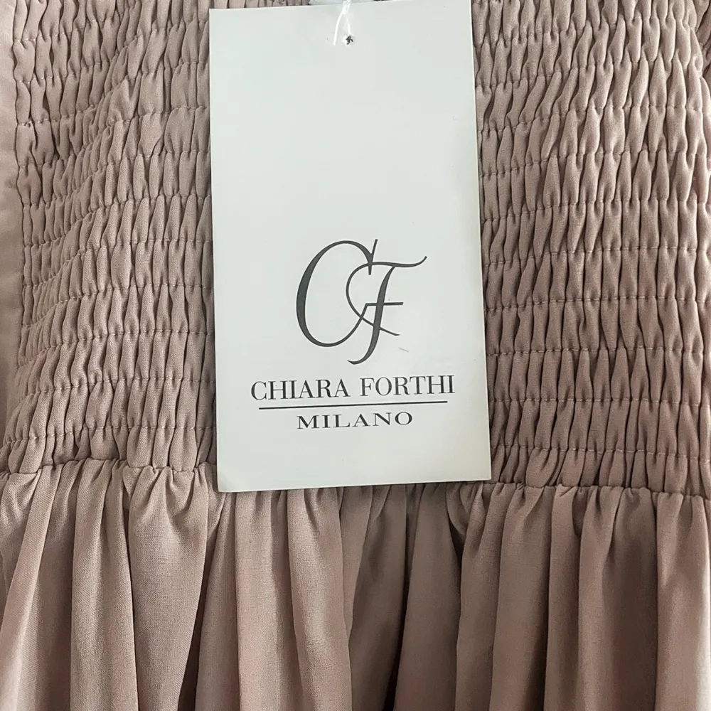 En puderrosa långklänning från märket Chiara Forthi i storlek 36!🤍🩷 Den är i nyskick och orginallapp finns med  Säljer pga passade inte! Skriv gärna med frågor!!. Klänningar.