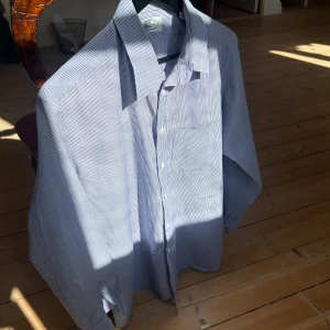 Stenströms skjorta - Tjena! Säljer nu denna stenströms-skjortan som passar bra nu till sommaren. Storlek är L men den passar också M. Det enda negativa är ett litet ”Jack” i ryggen (se sista bilden) men har man något över eller stoppar ner den i byxorna syns det ej. 