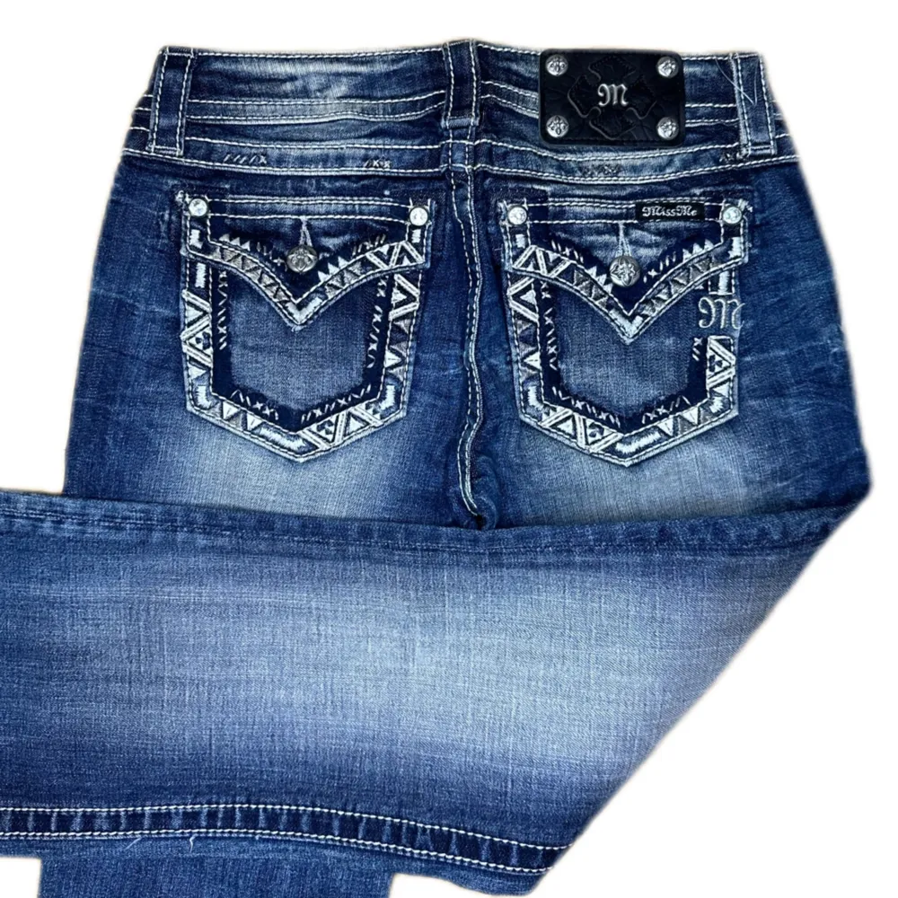 Miss Me jeans i modellen ”signature/boot” midjemåttet rakt över är 37cm. Ytterbenet 105cm och innerbenet 84cm. Jeansen är som helt nya. Kontakta vid intresse!. Jeans & Byxor.