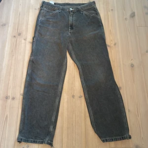 Levis carpenter jeans (W32,L32) - Säljer dessa riktigt snygga Levis byxor för att jag inte hittat en användning till dom på länge, dom är välanvända och det finns lite små saker här och där men i stort är dom i bra skick. Skriv för fler bilder! Pris kan diskuteras.