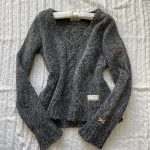 Snygg tröja från odd molly!💗 storlek 1 vilket motsvarar en S, OBS plagget har lösa trådar pga tvätt! (Se bild 5) använd gärna köp nu!🫶🏻
