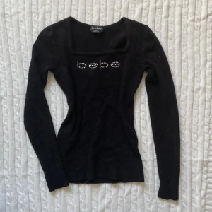 Mcbling tröja  - Svart tröja med rhinestones från bebe!! Storlek S🖤🫶🏻