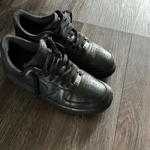 Air force - Air force svarta! Hål i skon och på sulan under men inget synligt, känns inte heller att dem är där. Skriv för frågor eller funderingar!  Kan gå ner i pris