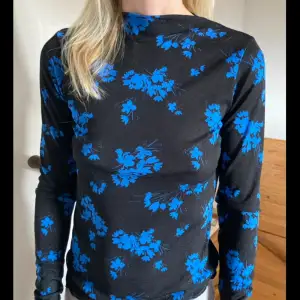  jättefin svart långärmad tunn tröja med blå blomväxter på sig. Tröjan är i Kashmir material och liknar litegrann Imtimissimi tröjorna.💝 Jättefint skick! 