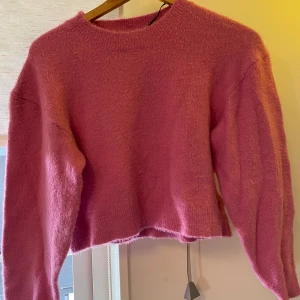 Stickade tröja i rosa  - Väldigt fin stickade rosa tröja, har använt den men det är i väldigt fint skick👕💗
