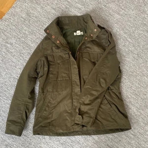 Fältjacka - Sjukt snygg fältjacka.  Riktigt schysst material, känns mjukt och exklusivt när man tar på det. Skick 9,5 av 10.