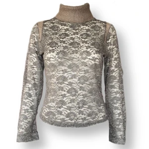 Genomskinlig Polotröja  - Långärmad genomskinlig tröja med polokrage. Tröjan glittrar. Stretchig material! MÅTT: Axel till axel 36, ärmlängd 57cm, armhåla till armhåla 43/44cm & längd 50cm