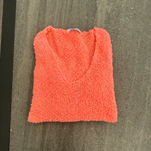 V-ringad tröja Hina Tricot - Aldrig använd 