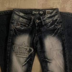 SÖKER DESSA JEANS Kontakta mig snälla om du har sånna här crazy age jeans!!🤙💗