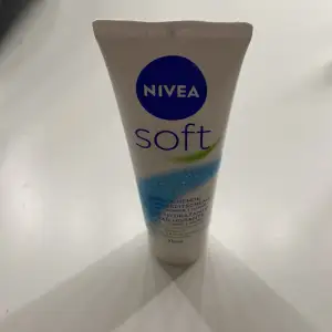 Säljer min nivea kräm som aldrig är använt och all prudukt finns kvar